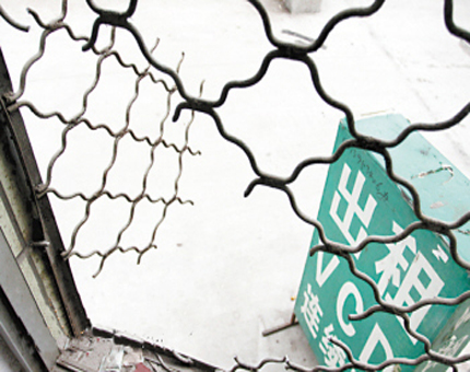 竊賊剪開(kāi)防盜網(wǎng)盜竊小超市